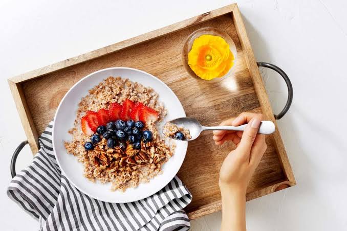 الأكل المبكر يعزز الهضم والطاقة