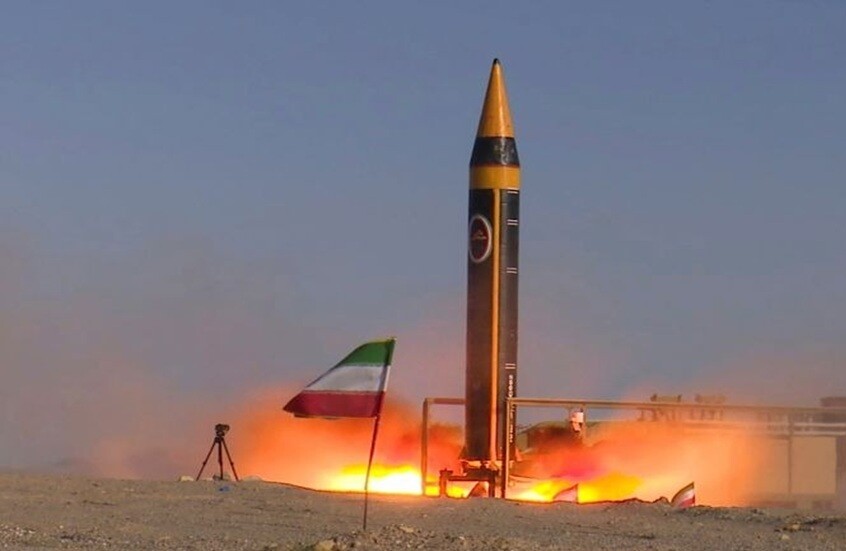 طهران: صاروخ خرمشهر الإيراني قادر على استهداف الحاملتين الأمريكيتين