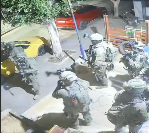 الاحتلال يواصل اقتحام مدينة سلفيت ويغلق مداخلها بالسواتر الترابية