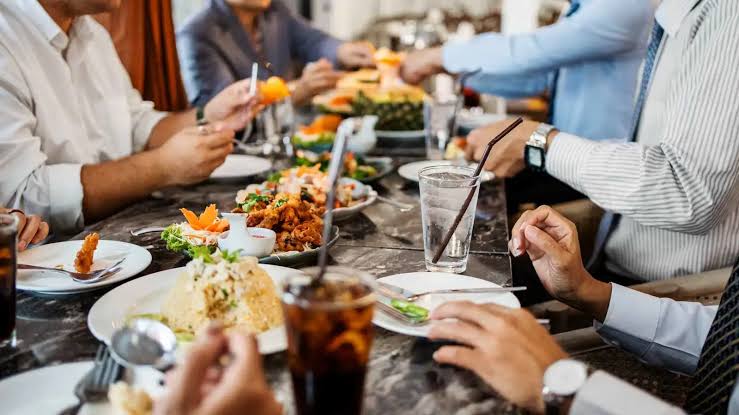 العشاء المبكر.. سر صحة القلب والأيض