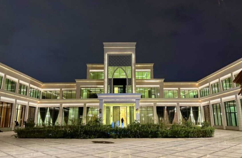 السعودية.. النيران تلتهم قصر باور