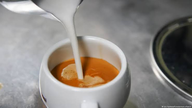 الحليب لا القهوة.. السبب الخفي وراء الانتفاخ