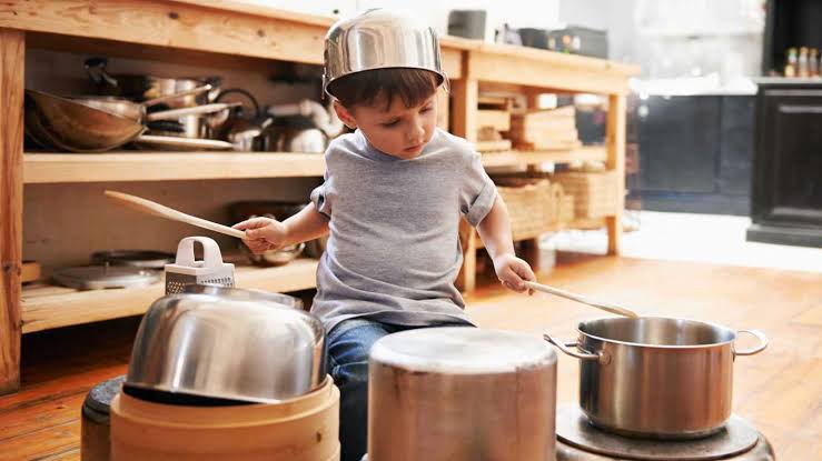 أدوات المطبخ غير المألوفة.. وسيلة لتنمية فضول الأطفال