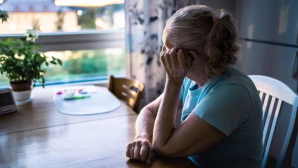 الحزن المطوّل.. حين يصبح الفقد عالقًا في النفس والدماغ