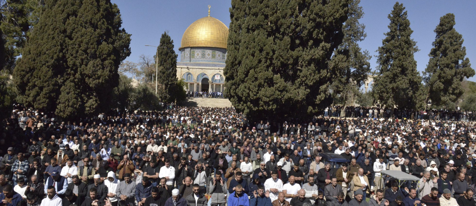 80 ألف مصل يؤدون صلاة الجمعة الأولى من رمضان في المسجد الأقصى