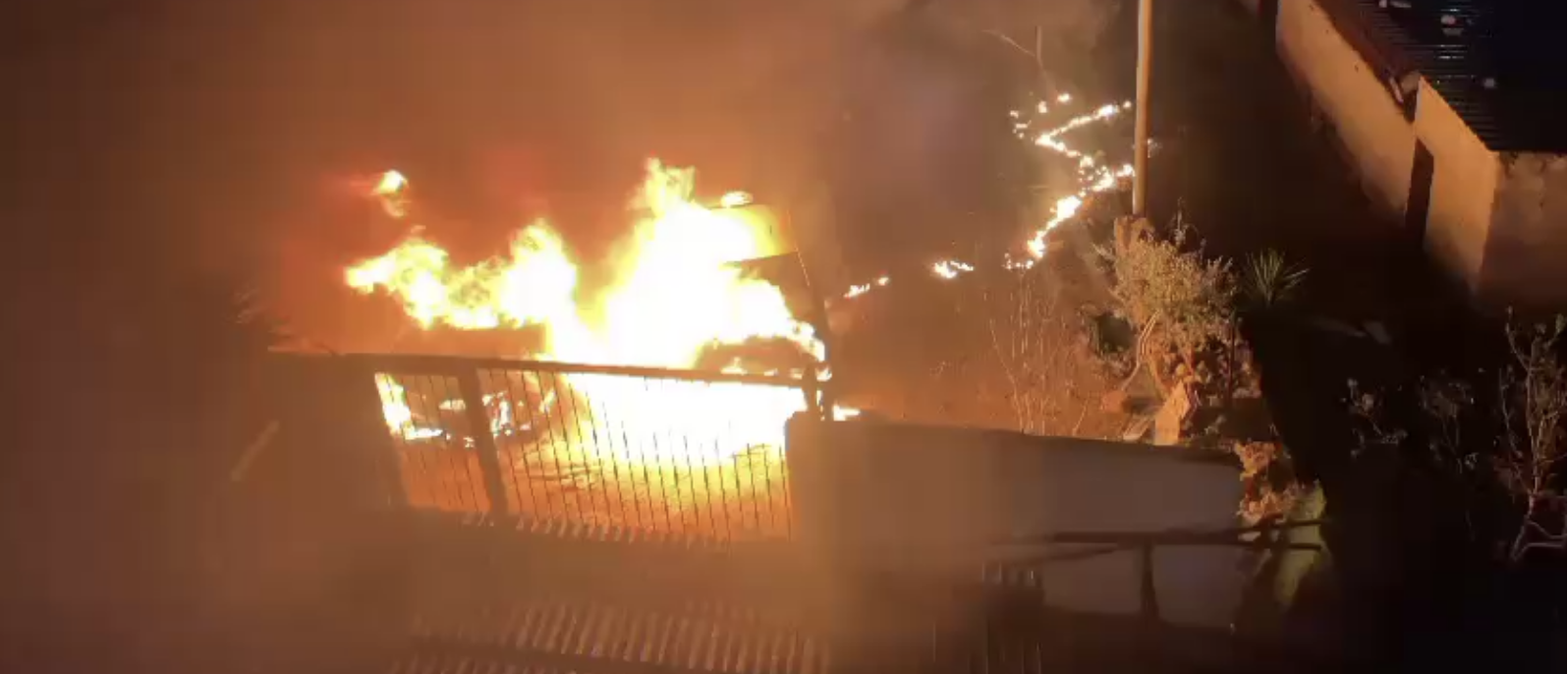 مستعمرون يحرقون ممتلكات لمواطنين بين رمون ودير دبوان شرق رام الله