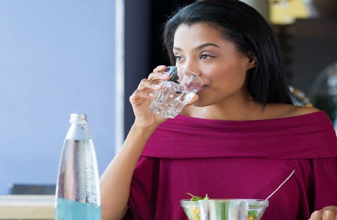 هل يعيق شرب الماء الهضم بعد الأكل؟