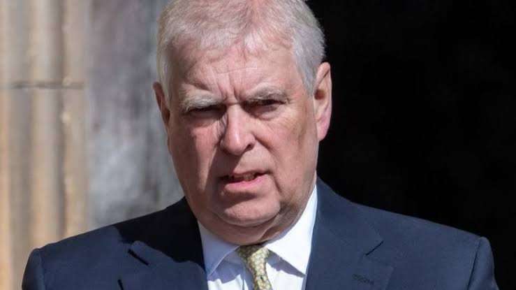 هل يفاقم اعتقال الأمير أندرو أزمة العائلة الملكية؟