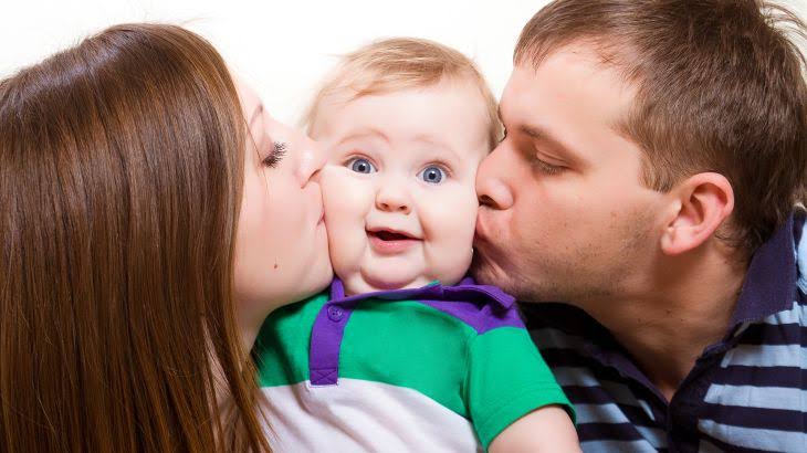 هل يُشكل تقبيل الأطفال خطرًا صحيًا؟