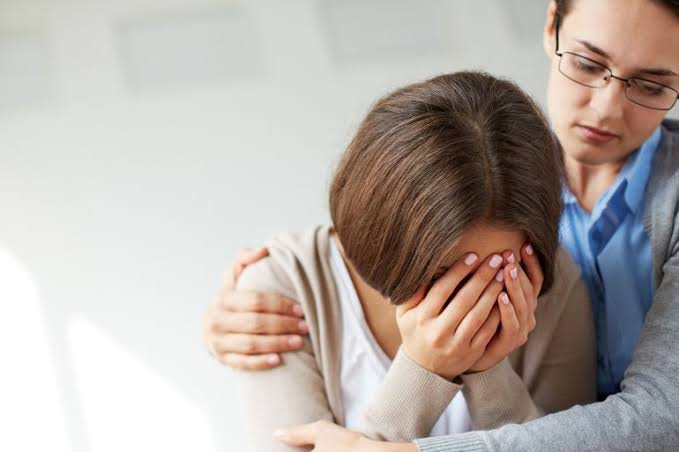 هل يُعد البكاء في العمل ضعفًا أم قوة؟