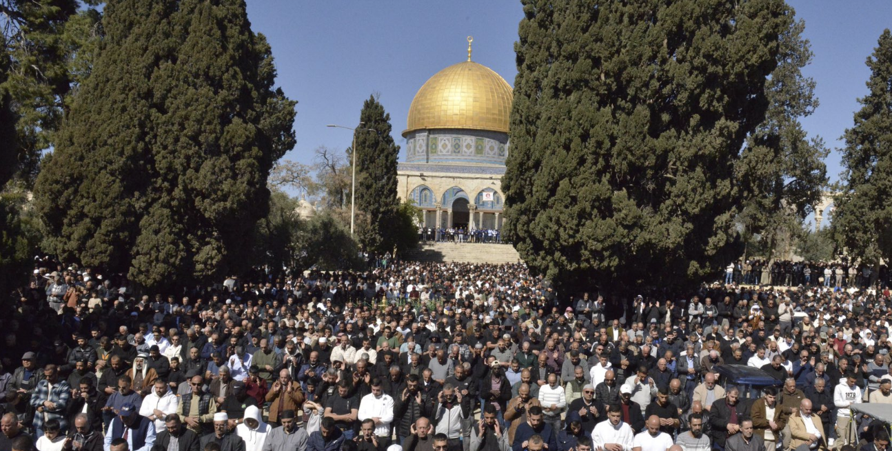 100 ألف مصل يؤدون صلاة الجمعة الثانية من رمضان في المسجد الأقصى