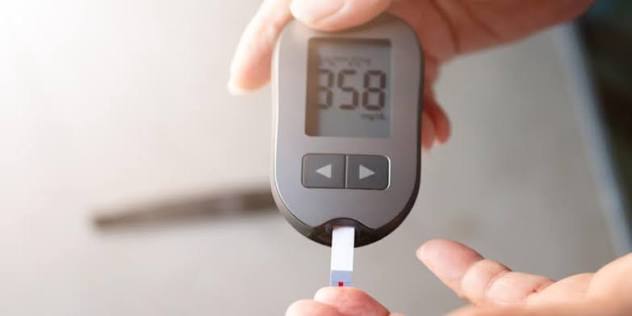 لماذا يبقى سكر الدم مرتفعًا رغم تجنّب الحلويات؟