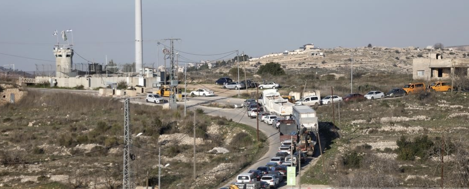 قوات الاحتلال تطلق قنابل الغاز تجاه المواطنين عند حاجز عطارة شمال رام الله