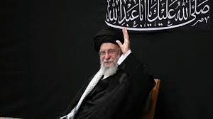 احتشاد مئات آلاف الإيرانيين وسط طهران مطالبين بالثأر لخامنئي