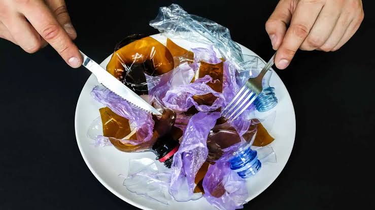 صيحة البلاستيك.. خطر جديد يهدد المراهقين