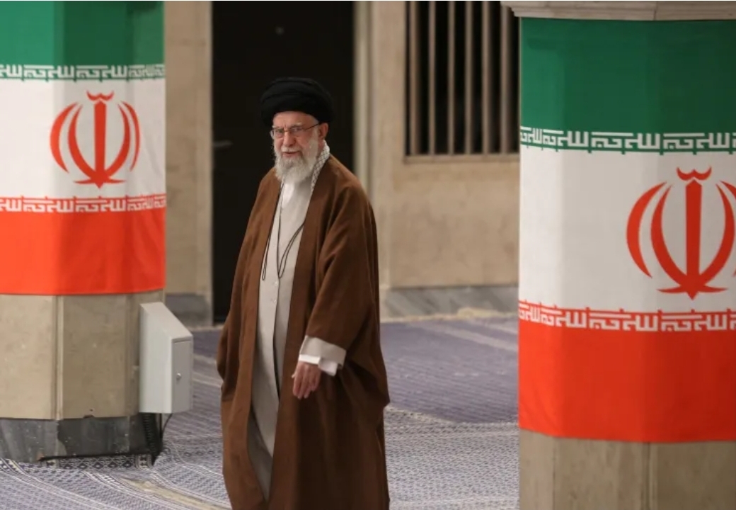 إيران تعلن عن ترتيبات مرحلة ما بعد خامنئي وتتوعد برد "مروّع"