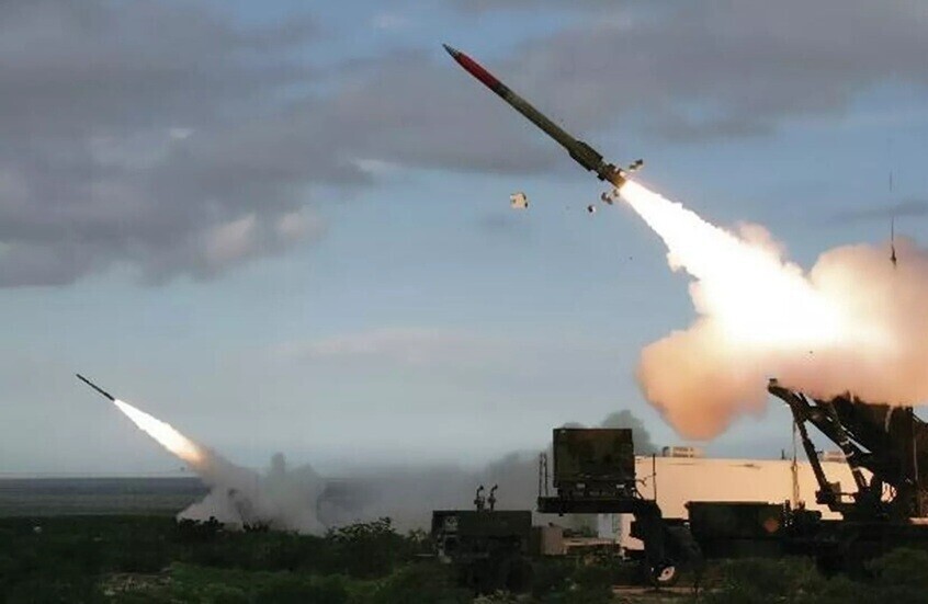 القناة 13 الاسرائيلية: سقوط صاروخ على مبنى في بيتاح تيكفا وسط اسرائيل