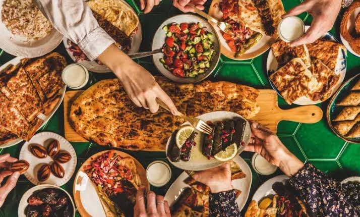 كيف تتجنب الإفراط في الأكل خلال رمضان؟