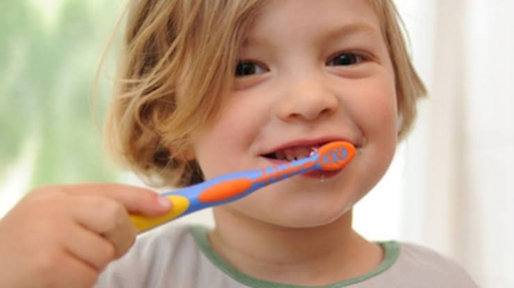 هل تشكّل فرشاة الأسنان خطرًا على الأطفال؟
