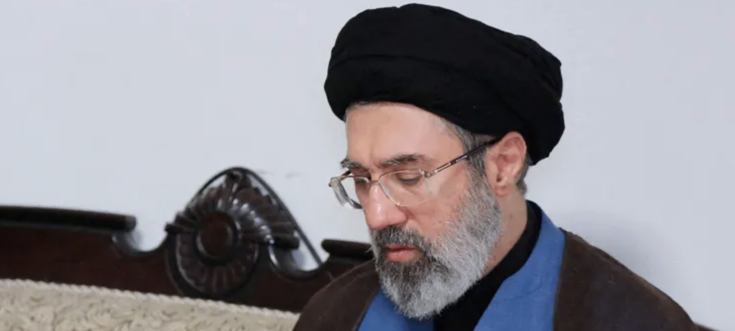 مجتبى خامنئي.. هل يخلف والده مرشدا لإيران؟