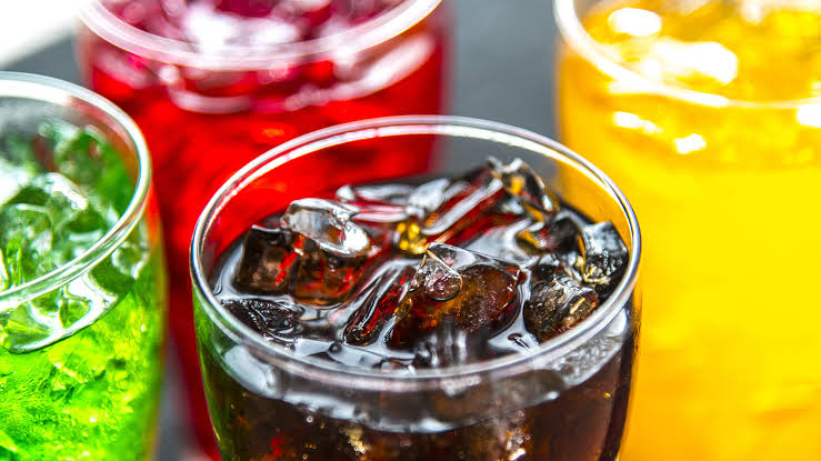 هل تزيد المشروبات السكرية خطر سرطان الأمعاء؟