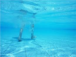 هل يفيد المشي العكسي في الماء المفاصل؟