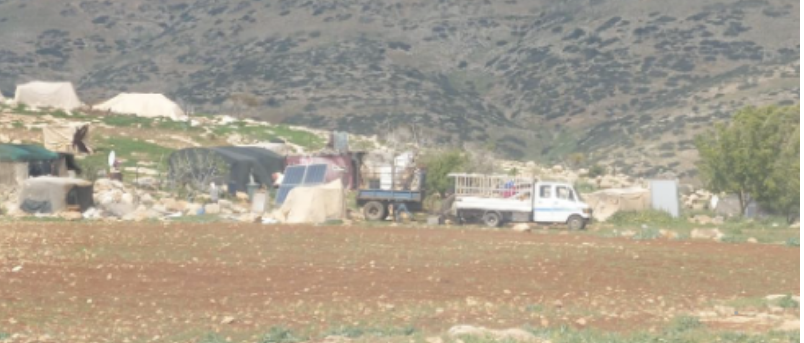 بسبب اعتداءات المستعمرين: ست عائلات ترحل قسرا من قرية العقبة شرق طوباس