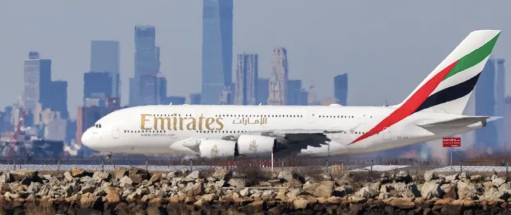 "طيران الإمارات": تعليق الرحلات من وإلى دبي حتى إشعار آخر