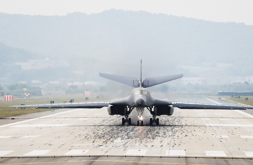 طائرات أمريكية عملاقة تغادر كوريا الجنوبية نحو الشرق الأوسط