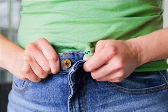 هل يكشف ضيق الملابس عن مرض مزمن؟