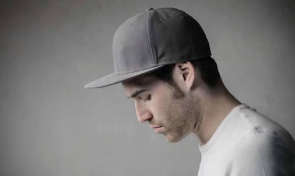 هل تسبب القبعات تساقط الشعر فعلًا؟