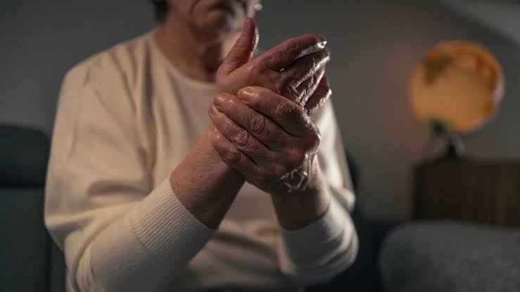 هل يشير فرك اليدين المستمر إلى الخرف؟