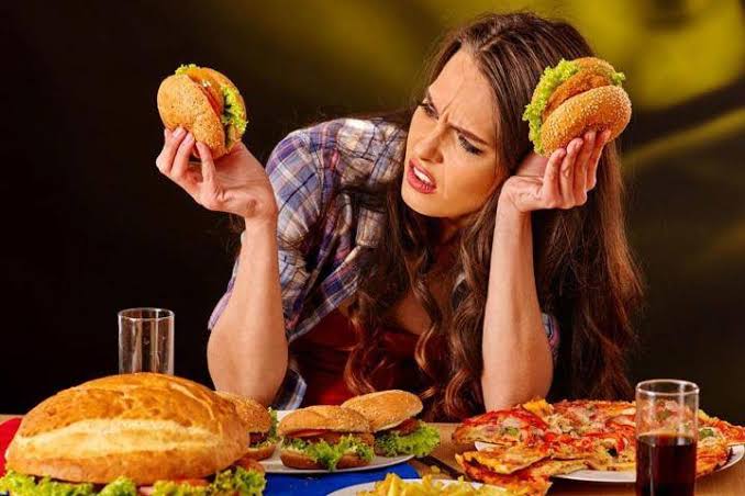 هل الأكل السريع يفعّل التوتر؟