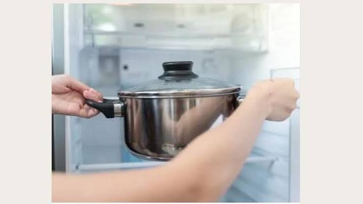 هل يفسد الطعام الساخن في الثلاجة؟