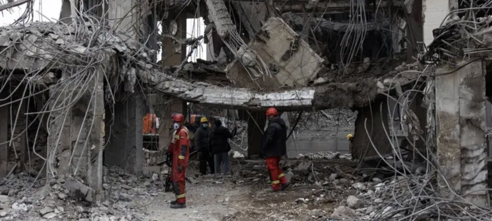 إيران ترد على القصف بالصواريخ.. وإنذارات تدوي بـ158 موقعاً في إسرائيل