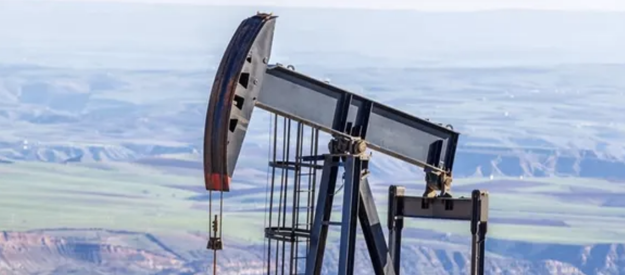 النفط يقفز بقوة بعد استهداف منشآت طاقة في الخليج.. برنت يتجاوز 114 دولارًا