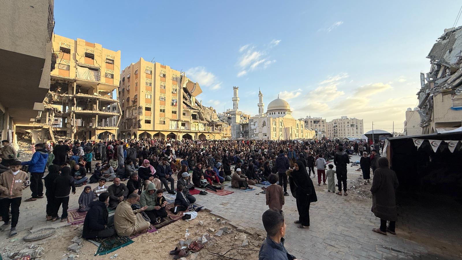 أداء صلاة العيد في الساحات وبين أنقاض المساجد التي دمرها الاحتلال في قطاع غزة