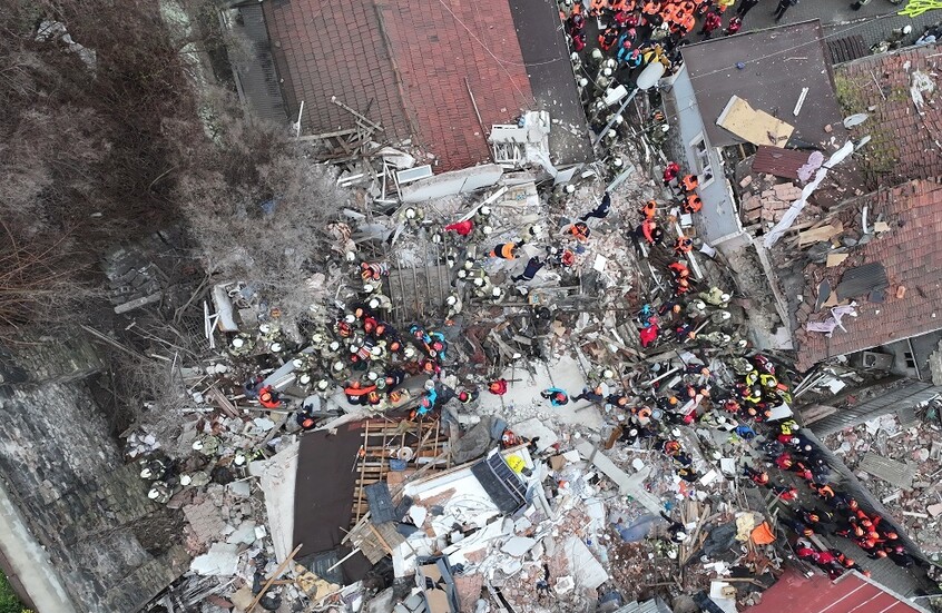 انهيار مبنيين سكنيين في إسطنبول