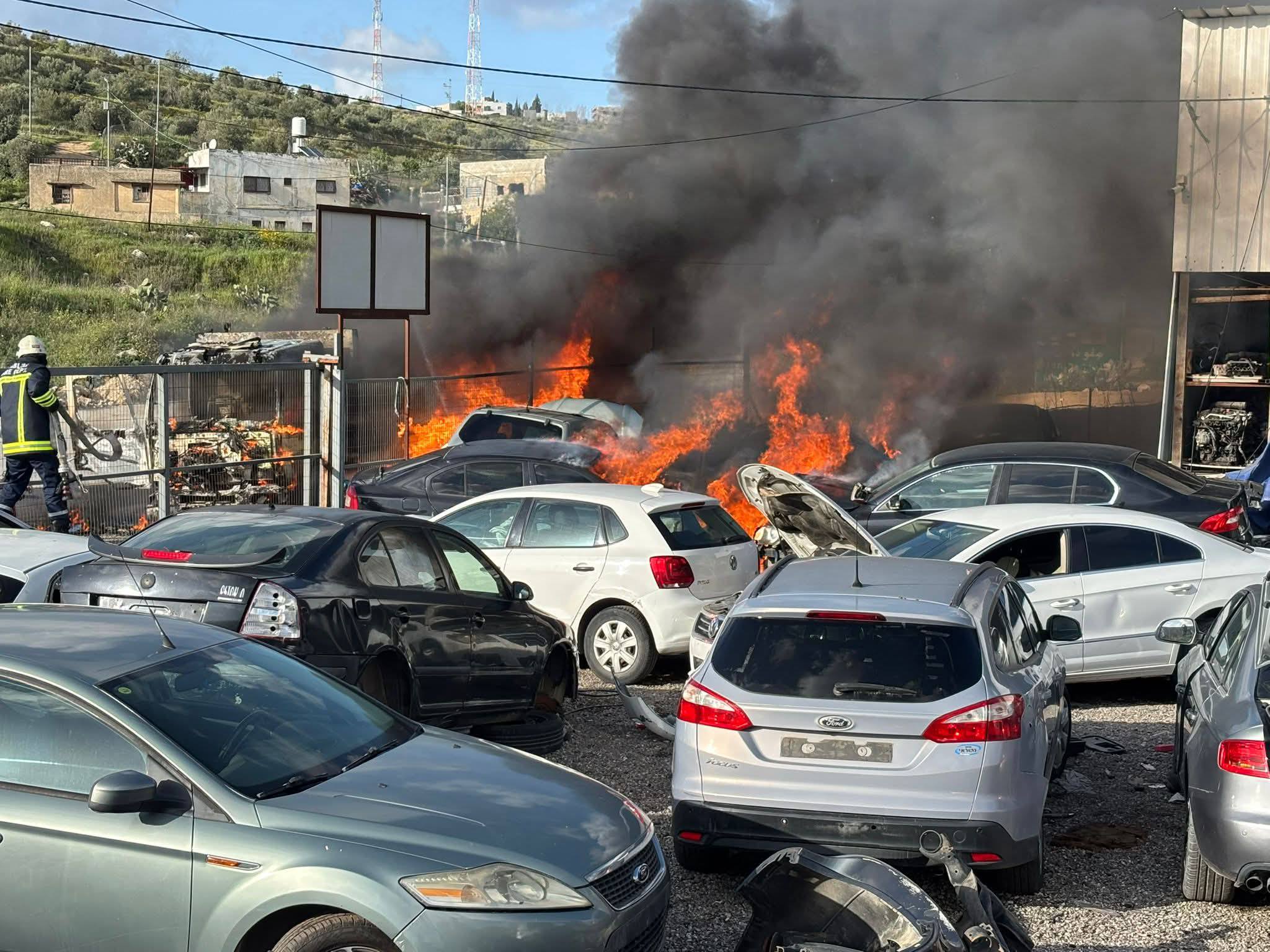 نابلس: مستوطنون يحرقون مشطبا للمركبات في دير شرف وخيمة في المسعودية