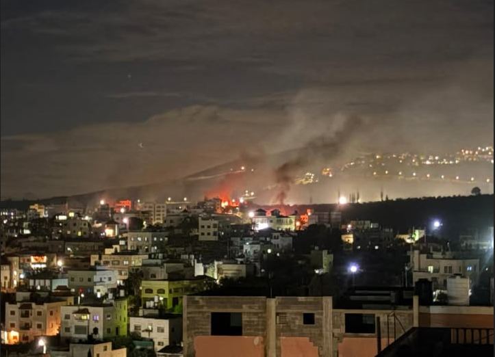 اصابتان واحراق منازل ومركبات بهجوم للمستعمرين على دير الحطب شرق نابلس