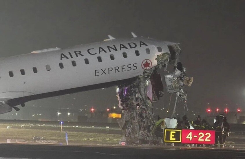 حادث بين طائرة ومركبة على مدرج في مطار لاغوارديا في نيويورك