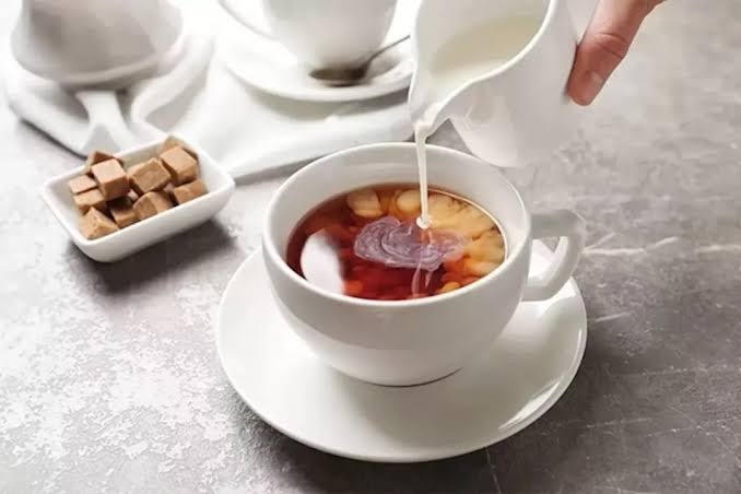 هل يقلل الحليب فوائد الشاي؟