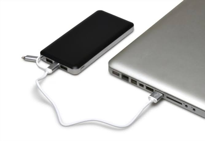 هل يمكن شحن اللابتوب بشاحن الهاتف؟