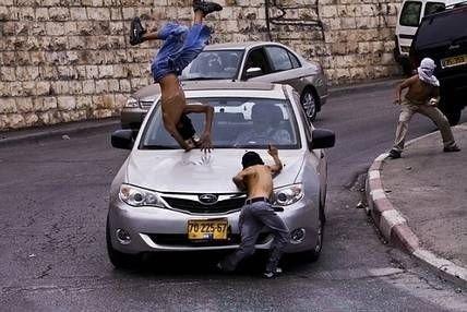 مستوطنون يدعسون خمسة عمال من بيت لحم