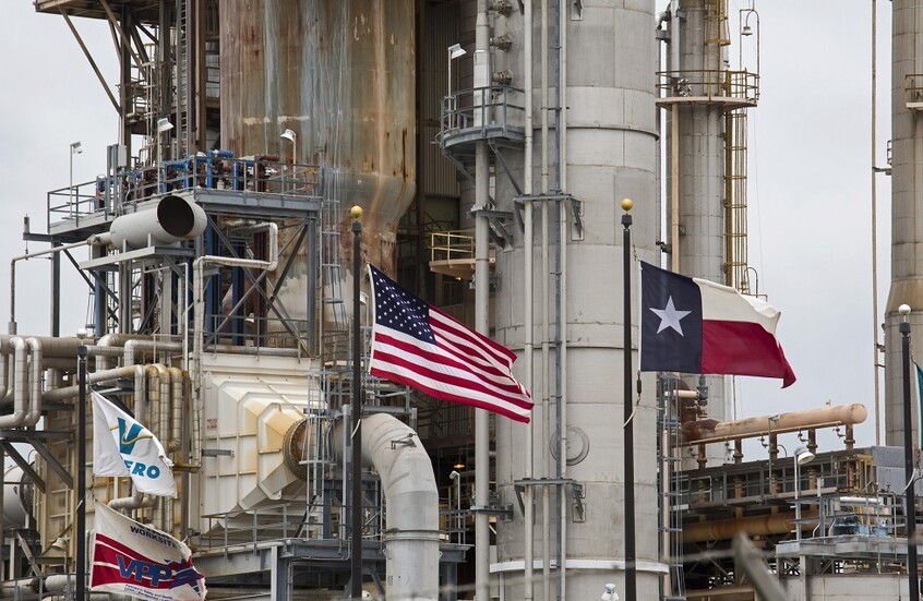 انفجار ضخم واندلاع حرائق في مصفاة نفط بولاية تكساس الأمريكية