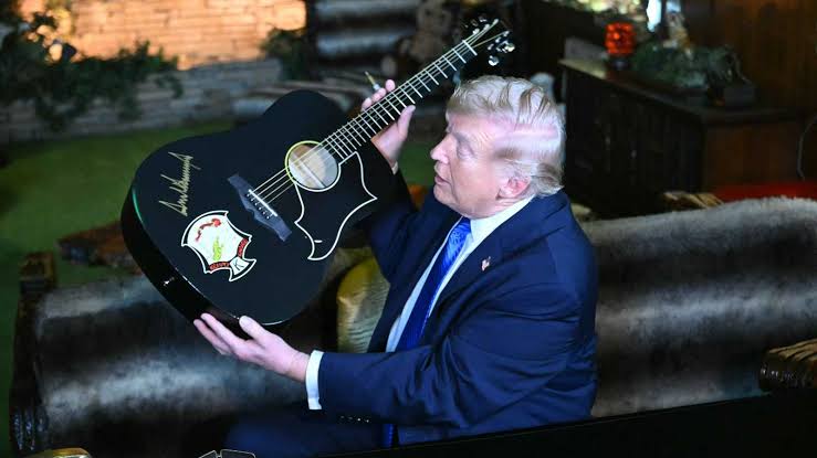 غيتار إلفيس يتحول إلى منصة لسخرية ترامب من بايدن