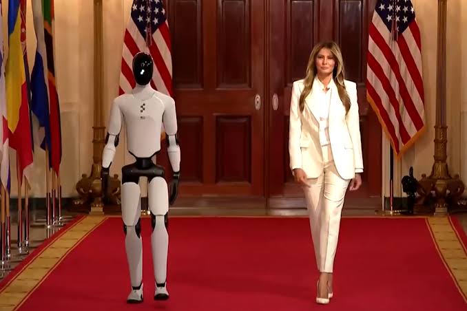روبوت بشري يرافق ميلانيا ترامب في البيت الأبيض!