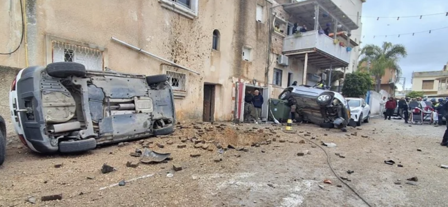 صواريخ عنقودية تضرب إسرائيل وتخلف إصابات وهجمات في العمق الإيراني