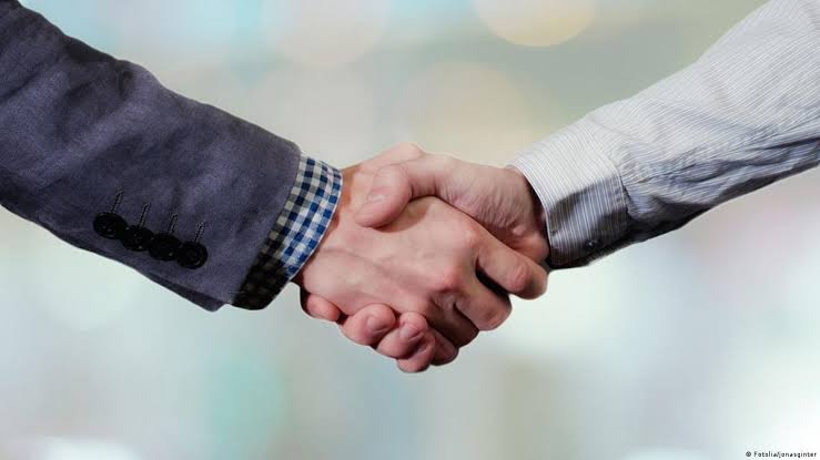 هل تكشف قوة المصافحة خطر الزهايمر؟