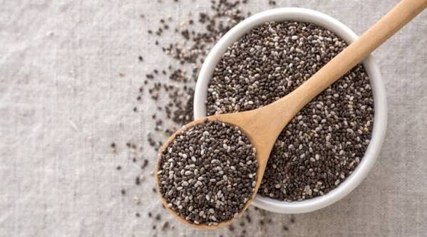 لماذا قد يسبب خلط الشيا مع أطعمة معينة اضطرابات هضمية؟